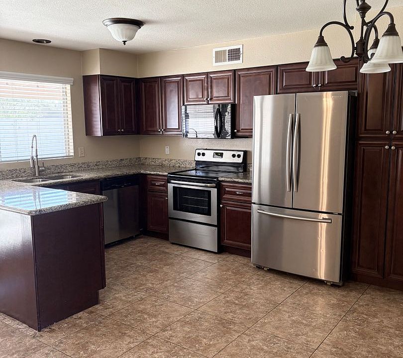 1st image of 2105 W Western Dr
