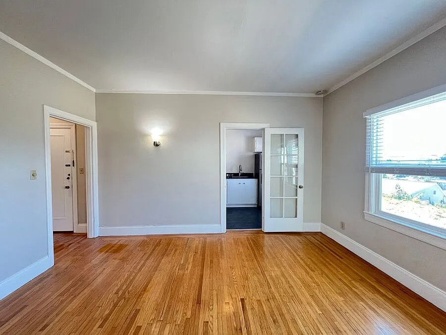 Spacious one bedroom in classic building, great location! — Photo 3