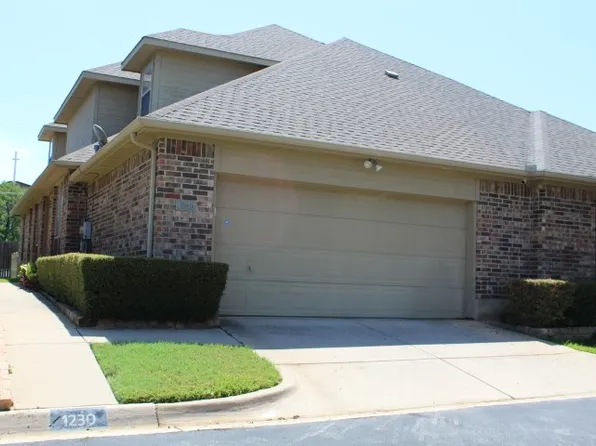 1230 Woodland Park Dr, Hurst, TX 76053