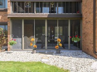 6100 W Stonehedge Dr APT 166, Greenfield, WI 53220