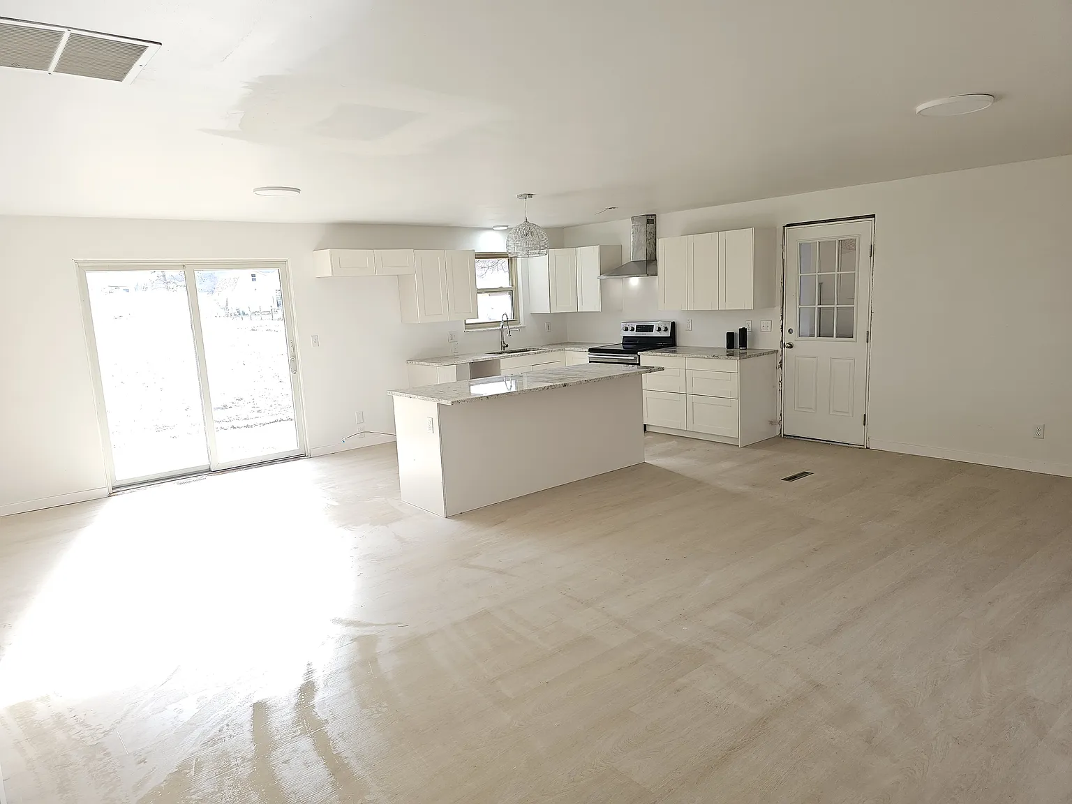 4 bed, 1462 sqft, $2,240 — Photo 4