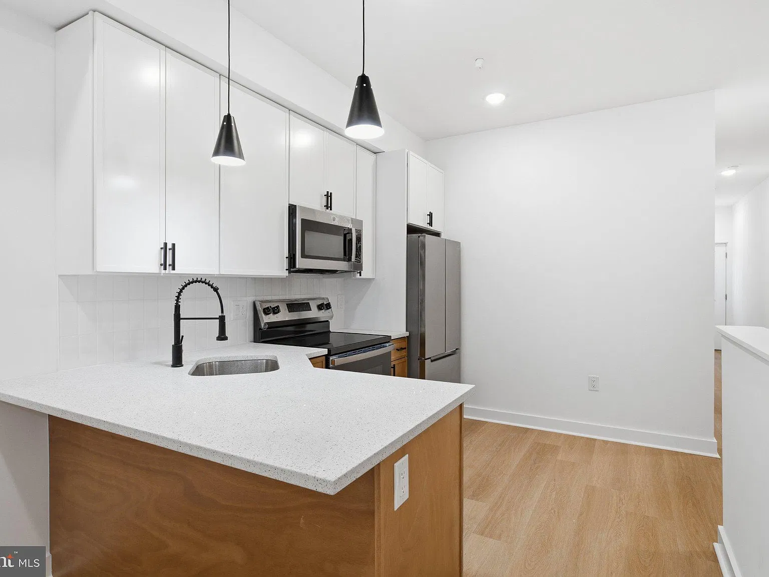 731 W Huntingdon St — Photo 2