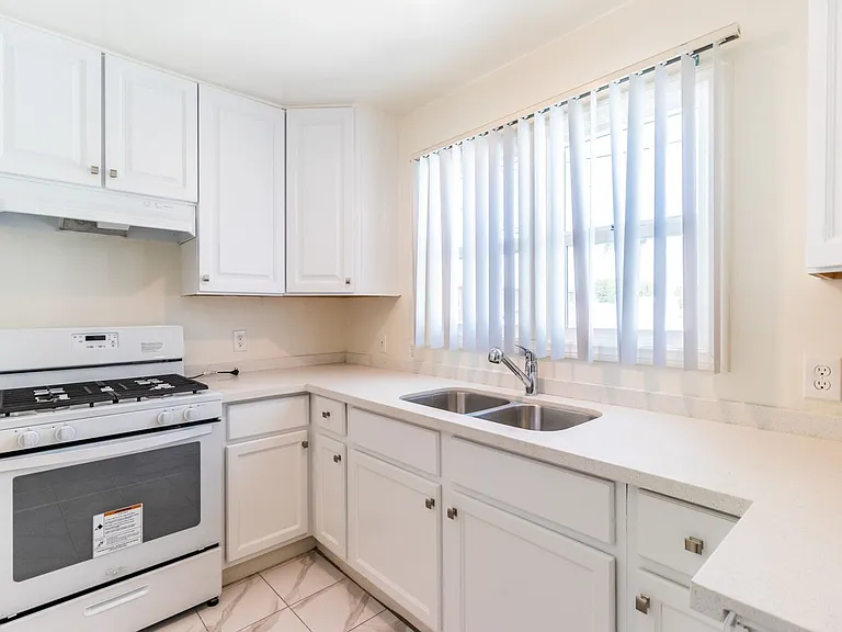 6341 Templeton St — Photo 9
