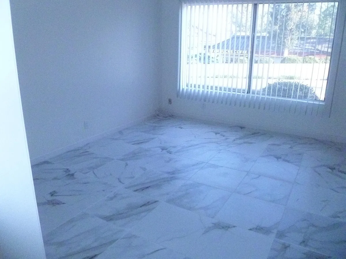 Living room - 4994 Liverpool St