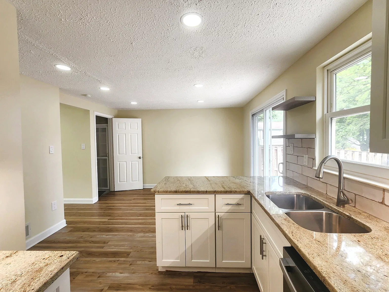 Modern 3-Level End-Unit Townhome in Germantown for Rent! — Photo 3