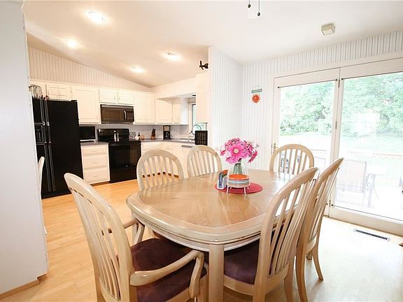 5th image of 25 Carolyn Dr