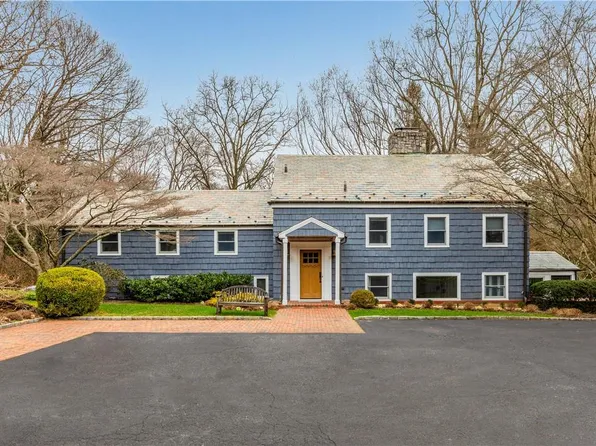 2 Roads End, Brookville, NY 11545