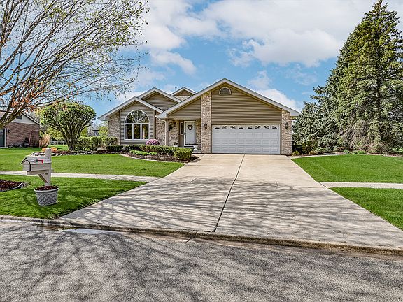 2nd image of 3204 Hickory Creek Dr