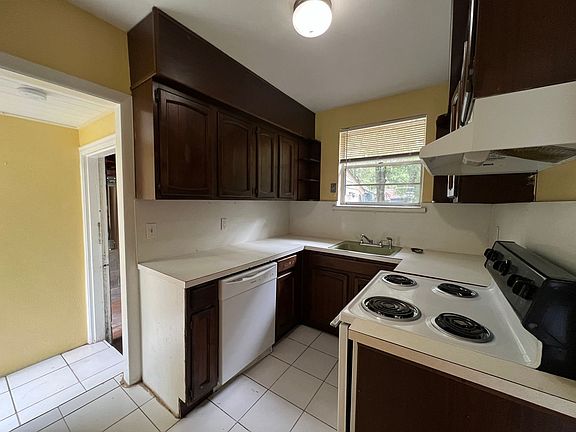 4th image of 5543 Lakewood Cir E
