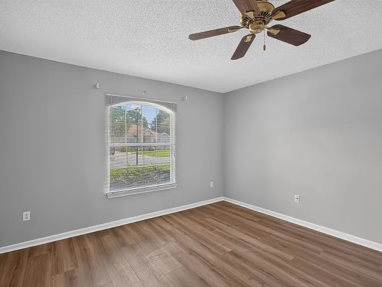 9256 Dale View Ln W — Photo 18