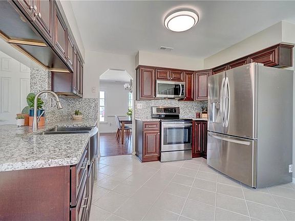 Luxury kitchen less than five-years old...granite, stainless, open concept!