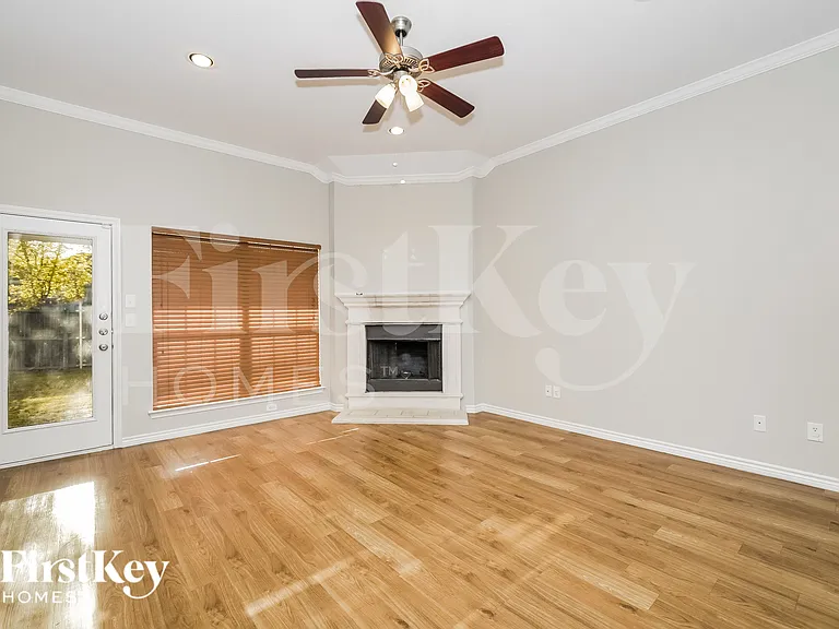 146 Springtree St — Photo 3