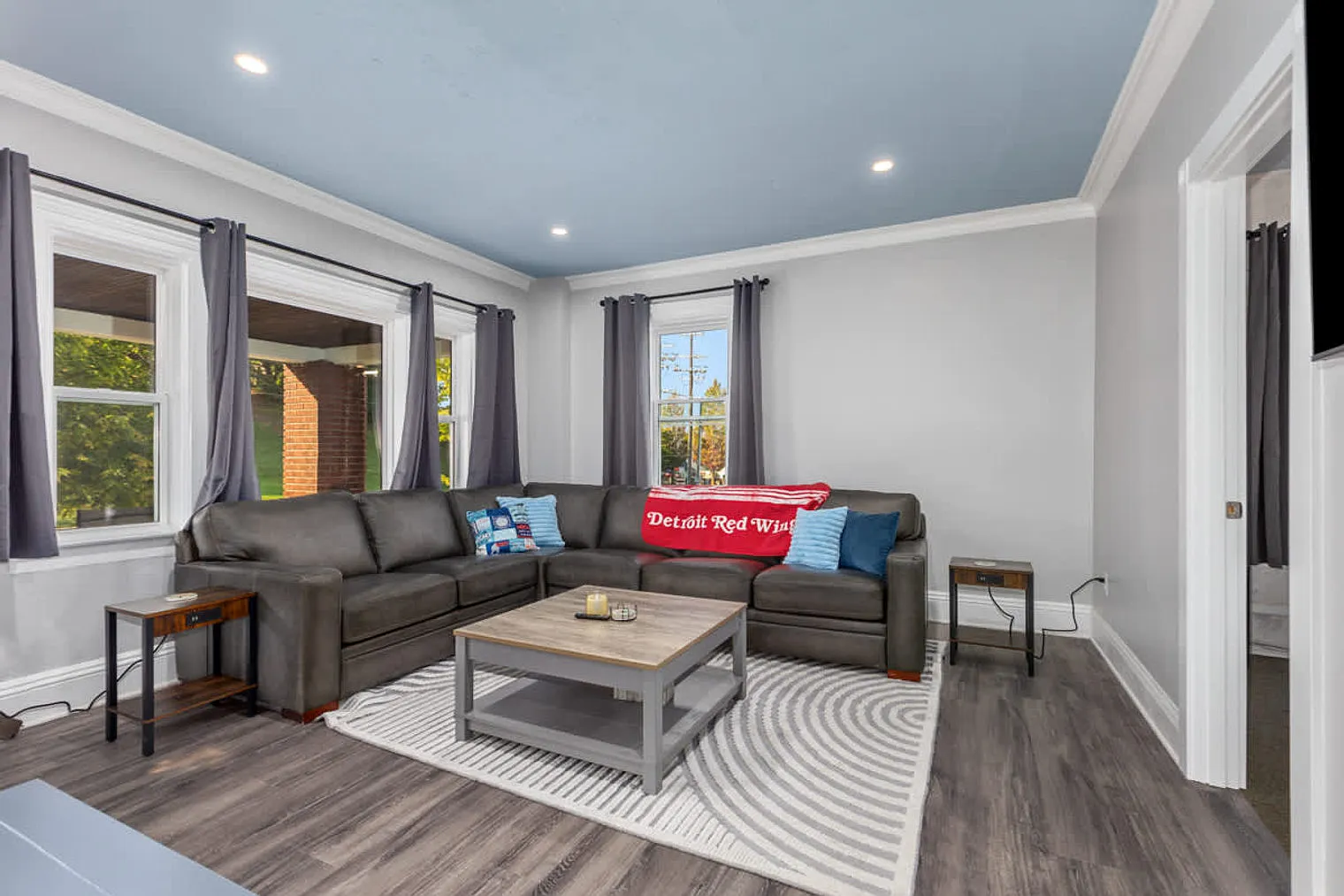 3 bed, 2.0 bath, 979 sqft, $2,235 — Photo 1