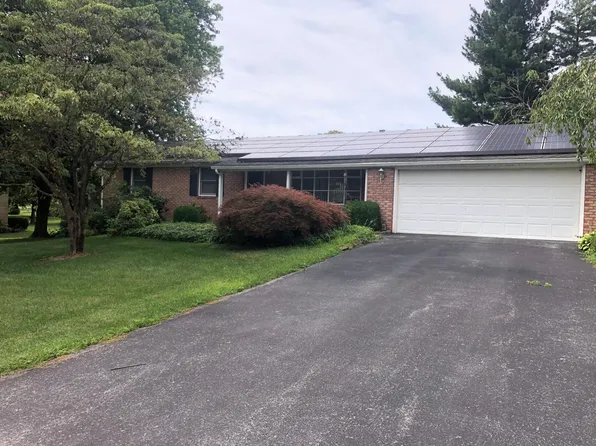 17718 Garden Spot Dr, Hagerstown, MD 21740