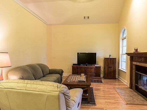 5th image of 530 Saint Andrews Cir