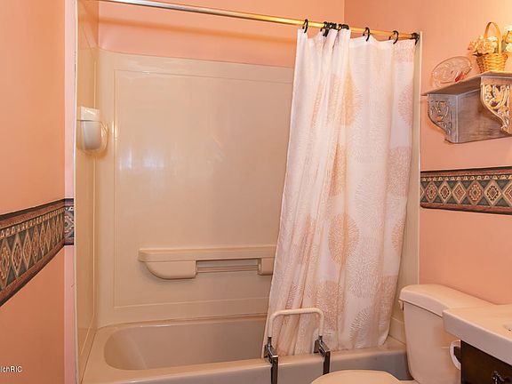 5th image of 23305 Capital Ave NE