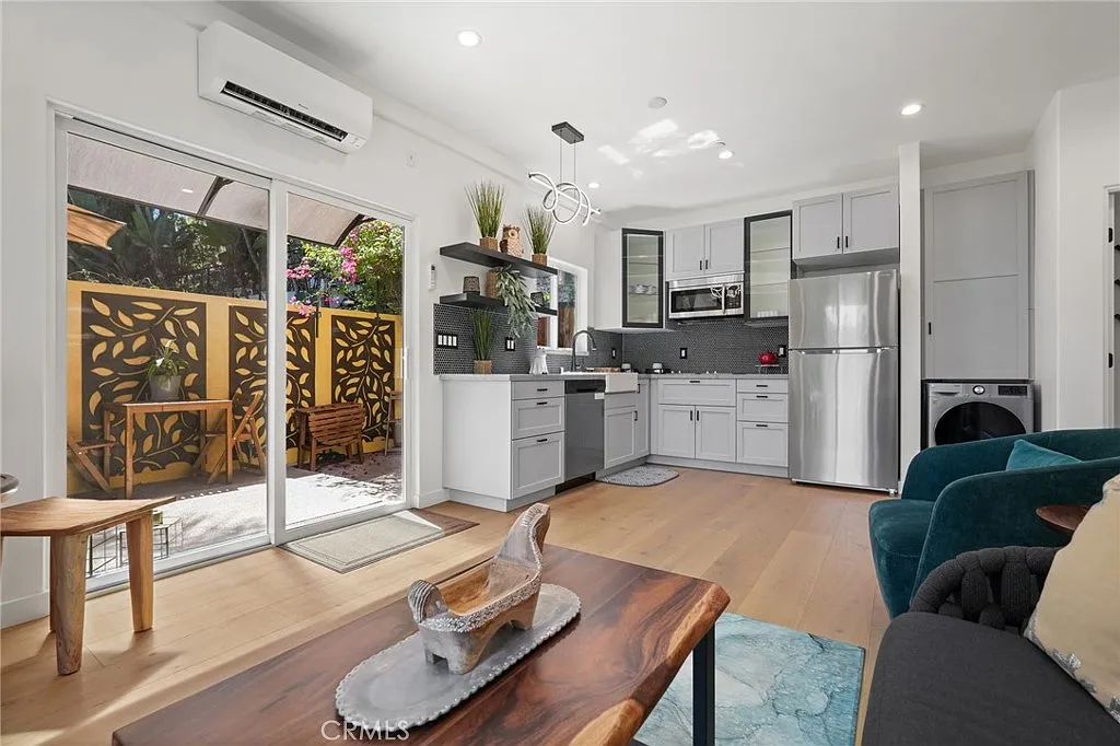 2 bed, 600 sqft, $3,750 — Photo 2