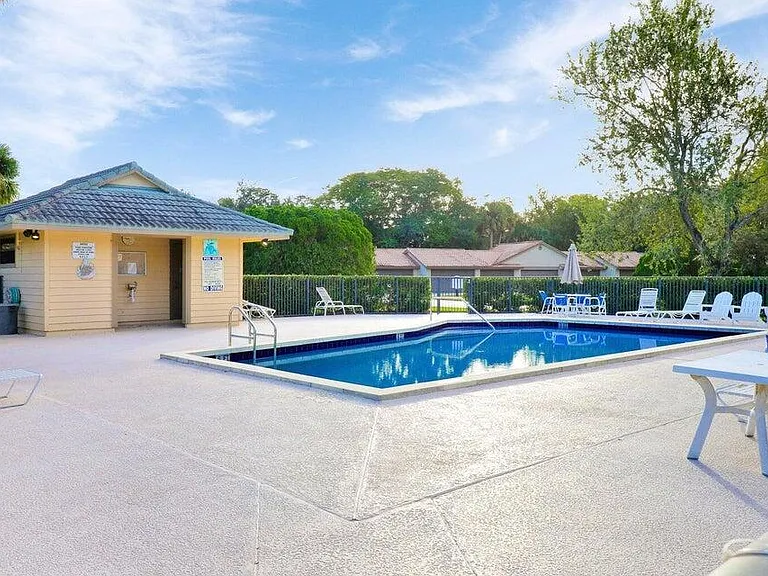 9440 Meadowood Dr #102 — Photo 3