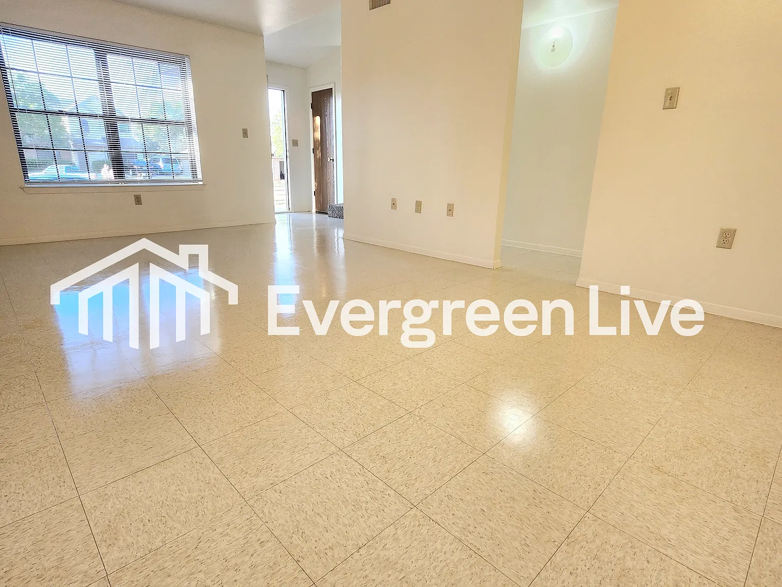 4 bed, 2.5 bath, 1390 sqft, $1,295 — Photo 4
