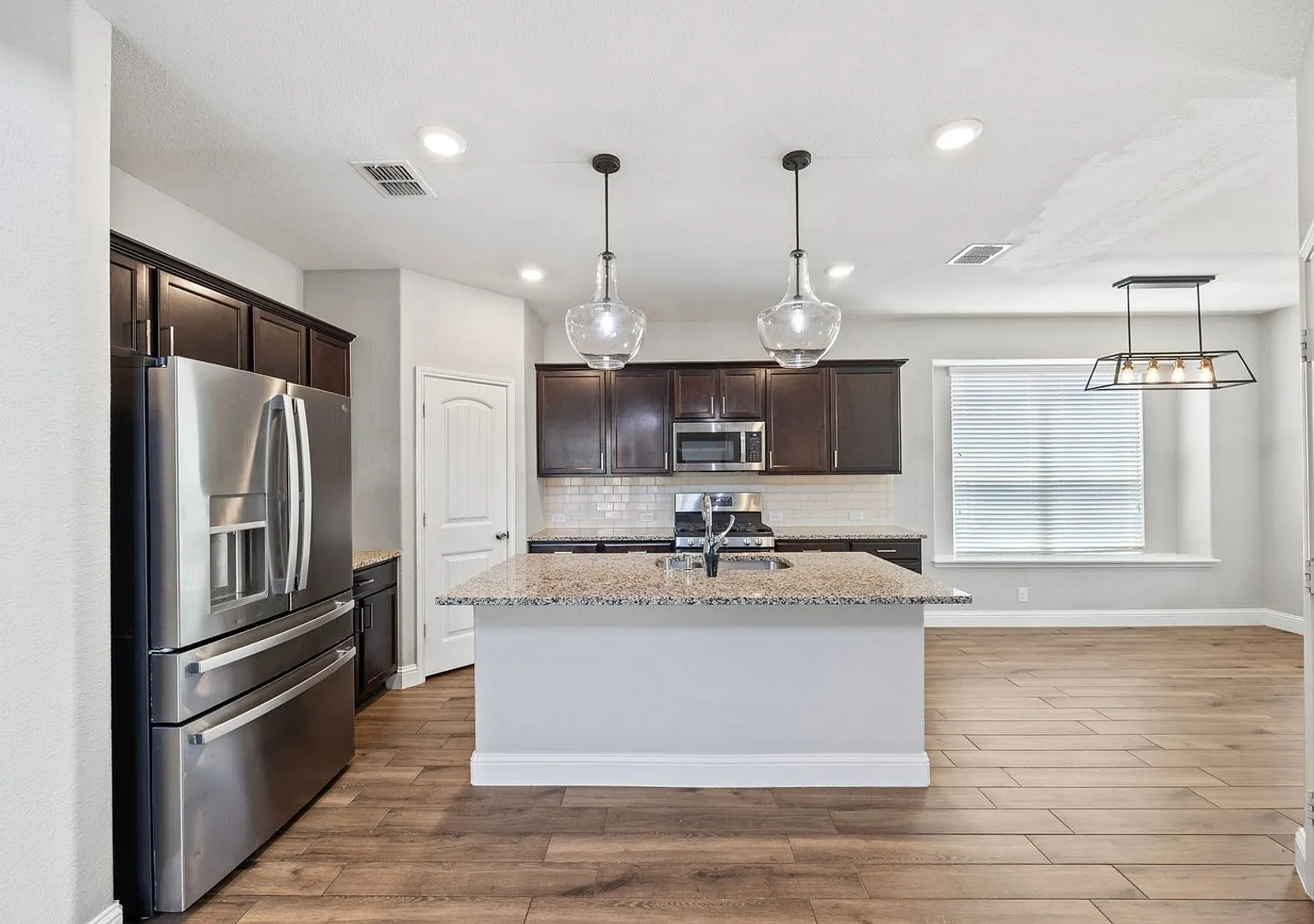 Upgraded 3BR 2BA w/Loft & Office — Photo 4