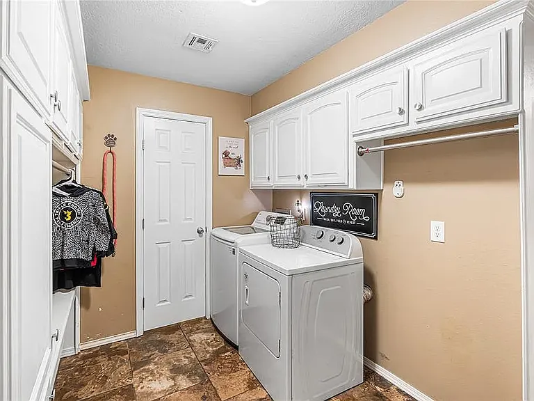 11521 Carriage Dr — Photo 16