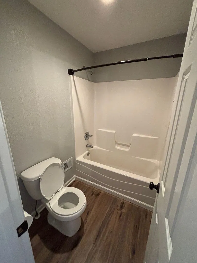 3 bed, 2.5 bath, 2054 sqft, $1,900 — Photo 4