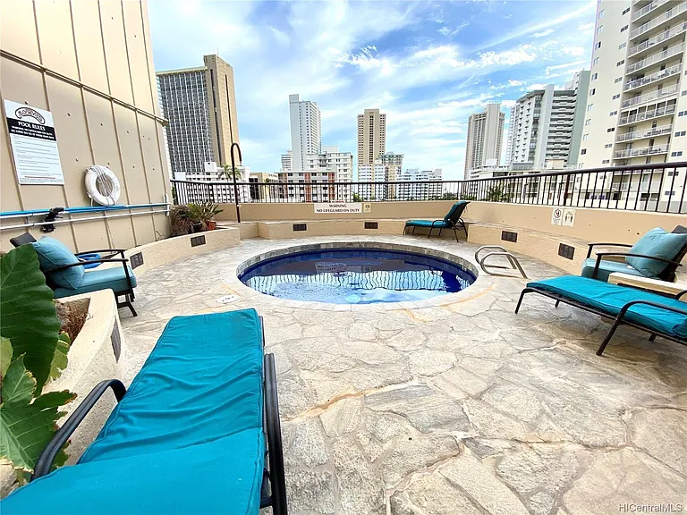 320 Liliuokalani Ave — Photo 23