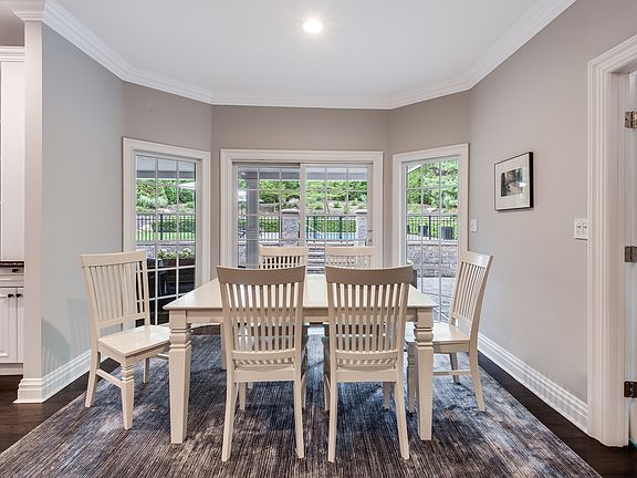 5th image of 3 Wooded Oak Ln