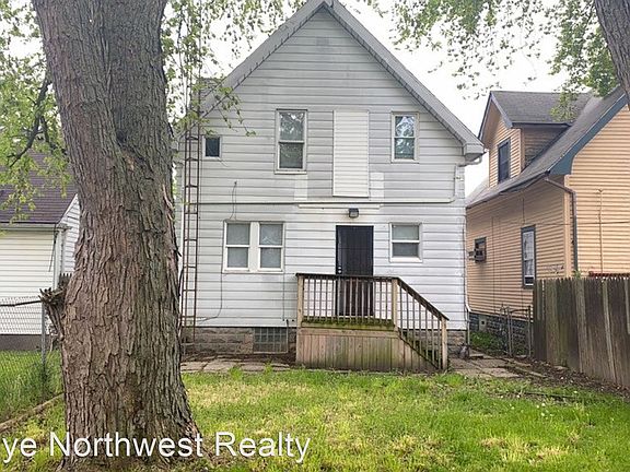 3rd image of 901 Clay Ave
