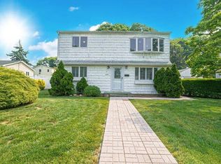 488 N Putnam Ave, Lindenhurst, NY 11757