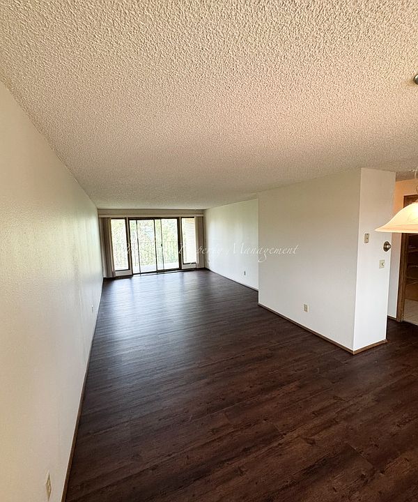 1st image of 403 La Villa Dr