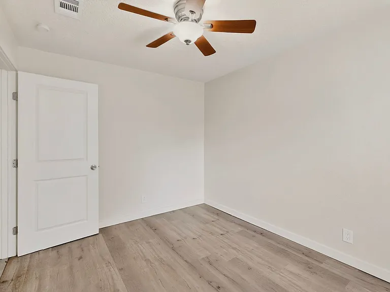 1846 Henry Cir SW — Photo 46