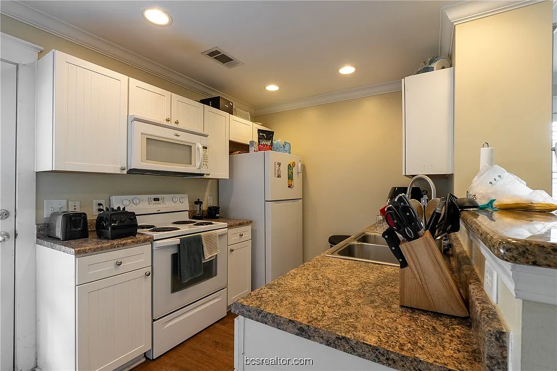 2 bed, 2.5 bath, 1052 sqft, $1,200 — Photo 3