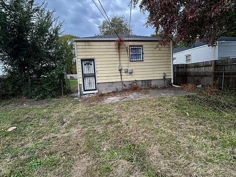 453 Hovey St — Photo 3