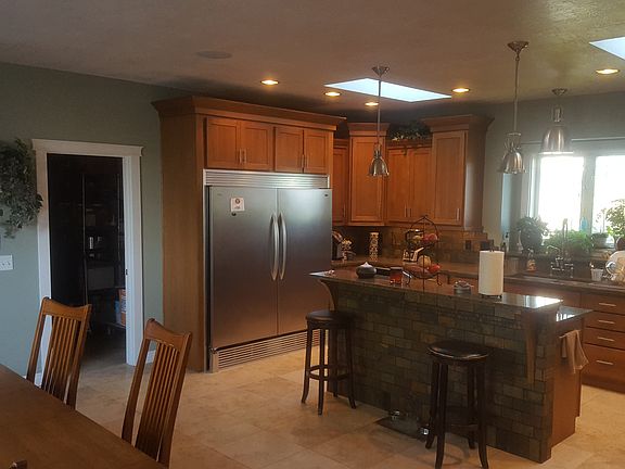 4th image of 1061 Suburban Dr