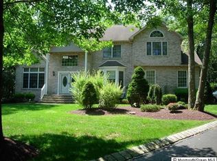 16 Roxbury Ln, Manalapan, NJ 07726