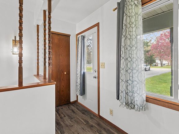 3rd image of 10141 Carousel Ct
