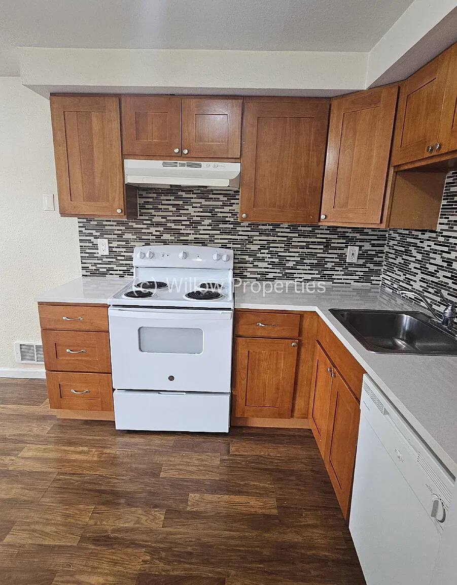 2 bed, 1.0 bath, 796 sqft, $1,300 — Photo 3