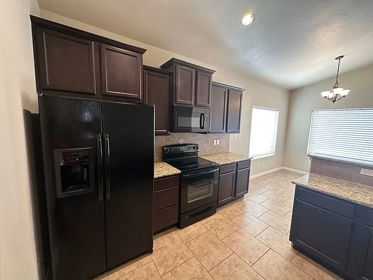 1815 Amber Dr — Photo 7