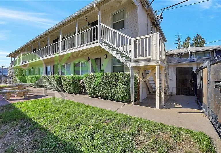 691 El Camino Ave #6 — Photo 6