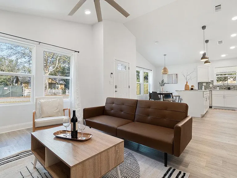 2815 W Lloyd St — Photo 12