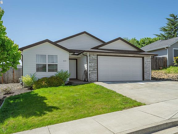 2nd image of 601 SE Rose Ridge Dr