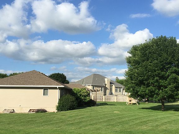3rd image of 810 Hillcrest Dr SE