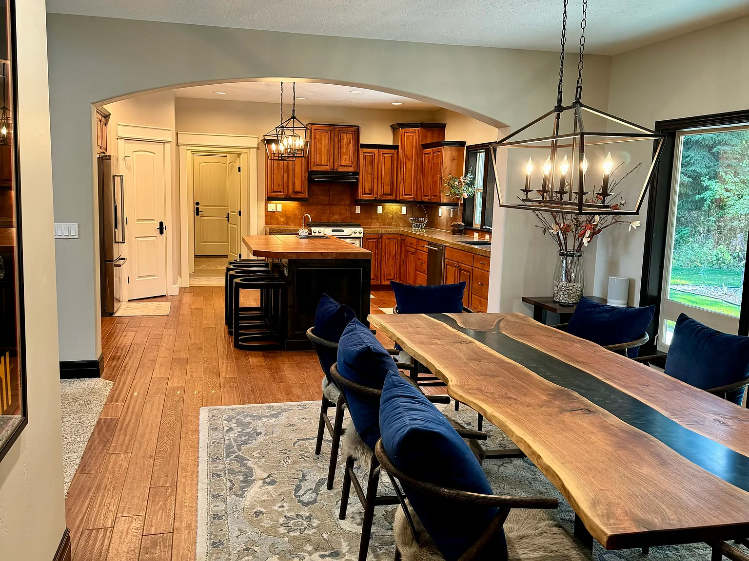 5 bed, 4107 sqft, $6,500 — Photo 4
