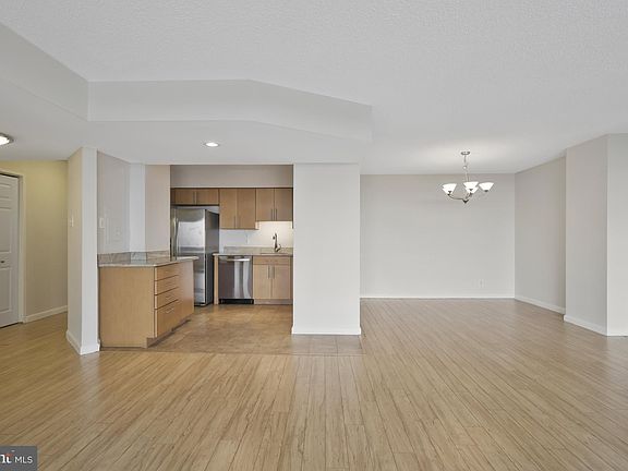 5th image of 3800 Fairfax Dr APT 1310