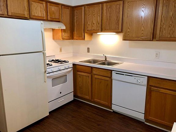 4th image of 433 Fox Hills Dr S #6