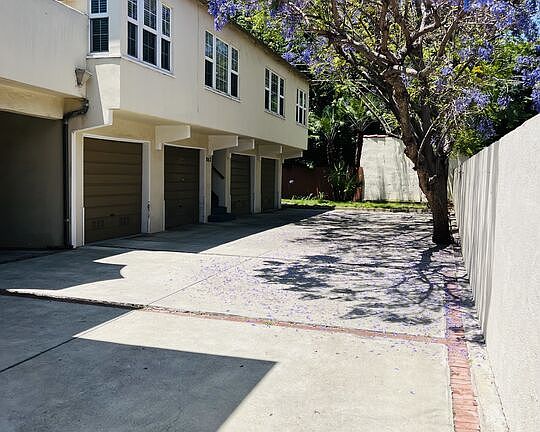 3rd image of 843 Westbourne Dr