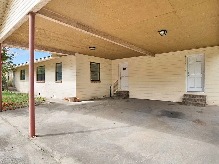 2802 W Gonzalez St — Photo 2