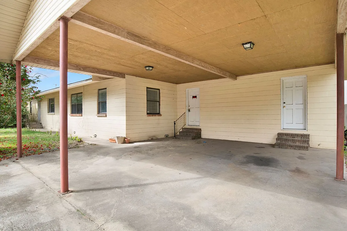 Building Photo - 2802 W Gonzalez St