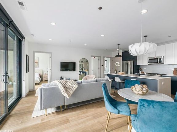 5th image of 516 W Arlington Pl #402